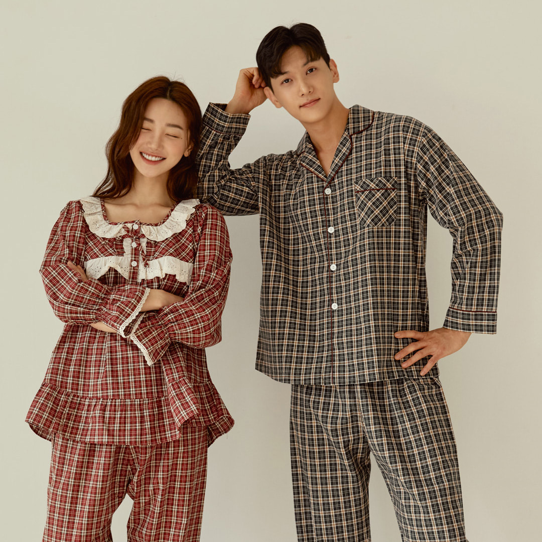 [Men&#039;s green is out of stock]Couple Choco Checkered Line Color Cotton Top and Bottom (long-sleeved round neck) 21-07551